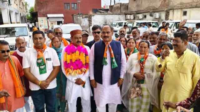 टक्का वार्ड से जसवीर बिट्टा ने भरा नामांकन, पूर्व विधायक देवेंद्र भुट्टो रहे मौजूद
