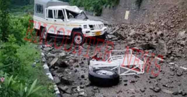 Chandigarh-Shimla फोरलेन पर अखबार ले जा रही गाड़ी पर गिरे पत्थर; एक की मौत, 2 घायल