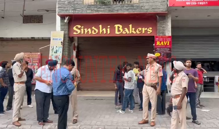 पंजाबः Sindhi Bakers पर गोलियां चलने के मामले में पुलिस और बदमाशों में चली गोलियां, एक घायल, देखें वीडियो