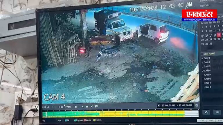 सड़क किनारे खड़ी गाड़ी से बैटरी चोरी, देखें CCTV