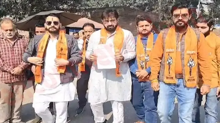 Punjab News: 4 नेताओं पर दर्ज FIR को लेकर कमिश्नर दफ्तर पहुंचे शिवसेना नेता, देखें वीडियो