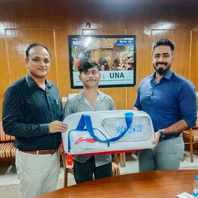 डीसी ने पैरा बैडमिंटन खिलाड़ी दिशांत चौधरी को भेंट की बैडमिंटन किट, उज्ज्वल भविष्य की दीं शुभकामनाएं