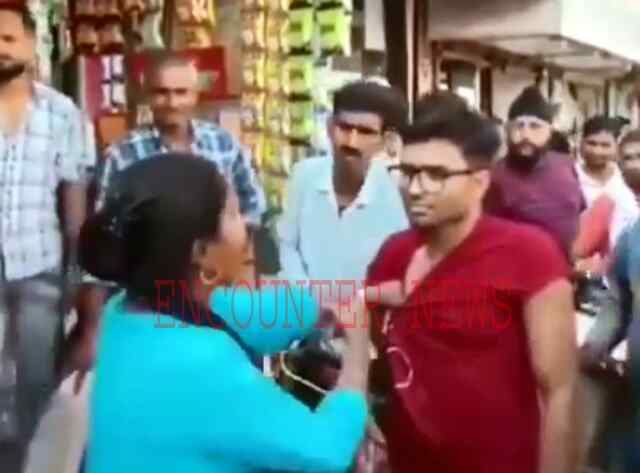 इस बात को लेकर बीच सड़क पर महिला ने पति को लगाए थप्पड़