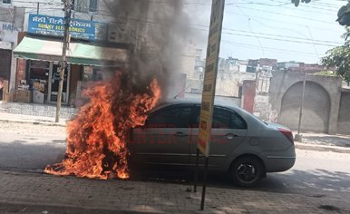 Jalandhar: Urban Estate में कार को लगी आग, देखें वीडियो