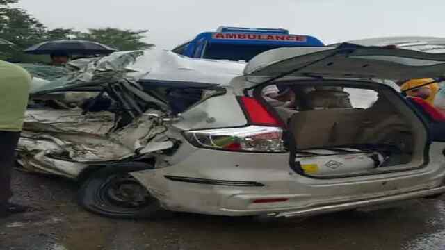 भयानक हादसा : Car से ट्रक की भीषण टक्कर, 6 लोगों की मौत