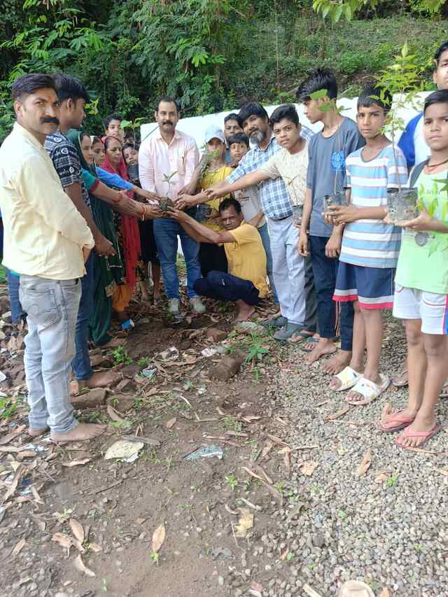 बजरंग दल बददी ने शिव मंदिर बिरला में लगाए पौधे