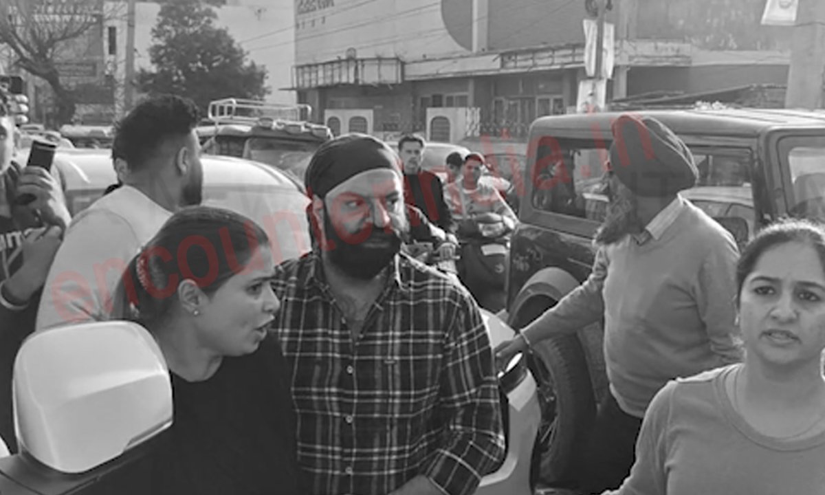 Punjab News: 2 गाड़ियों की टक्कर के बाद हुआ High Voltage Drama, हुई हाथापाई, देखें वीडियो
