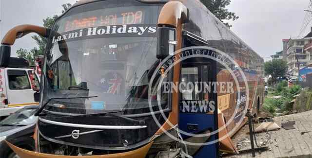 Volvo Bus और Car में हुई भीषण टक्कर में निकला गाड़ी का पहिया