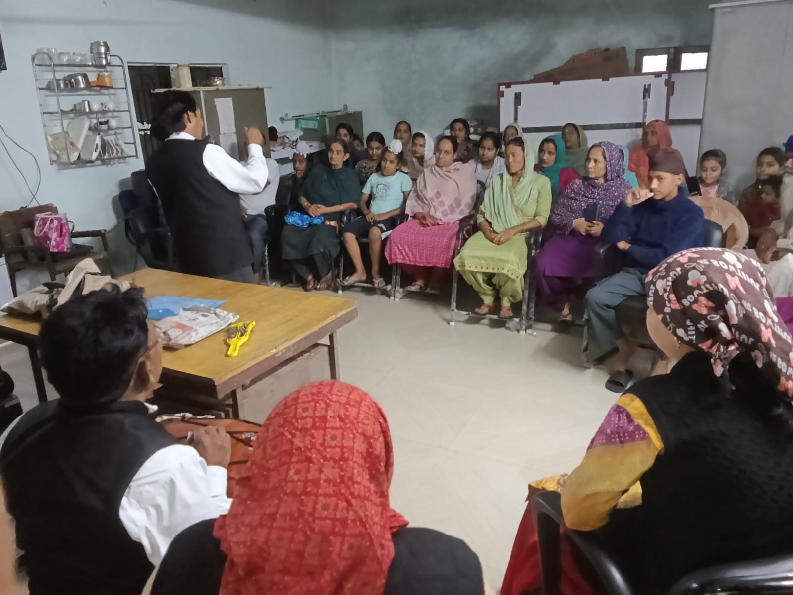 नाट्य दलों ने धमांदरी और कुरियाला में ग्रामीण किए जागरूक