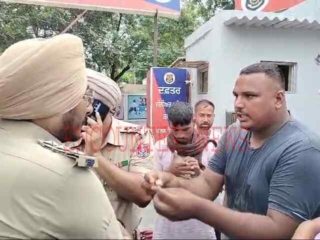 Punjabi singer के बेटे की गिरफ्तारी को लेकर परिजनों में रोष, लगाया धरना