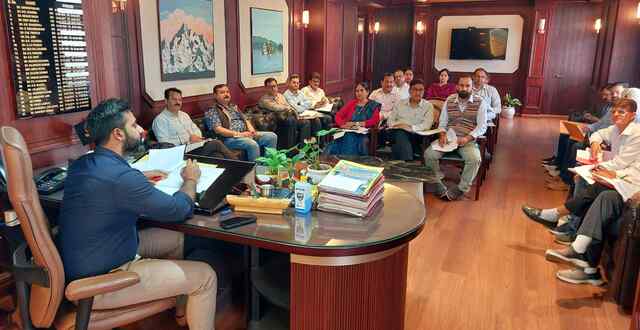 जिला में निर्माणाधीन विकास परियोजनाओं की प्रगति को लेकर उपायुक्त ने की समीक्षा बैठक
