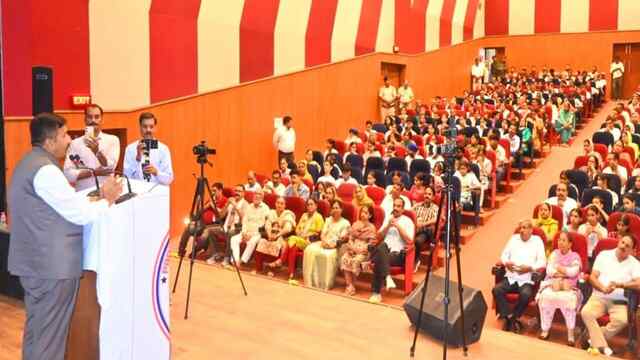 प्रो. सिम्मी अग्निहोत्री एक्सीलेंस अवार्ड बना मेधावियों की नई प्रेरणा