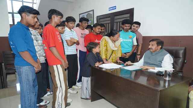 गोंदपुर बुल्ला स्थित व्यवसायिक प्रोत्साहन केंद्र में मुकेश अग्निहोत्री ने सुनीं जनसमस्याएं