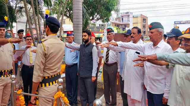 शहीद स्मारक पर वीर शहीदों को दी गई भावभीनी श्रद्धांजलि