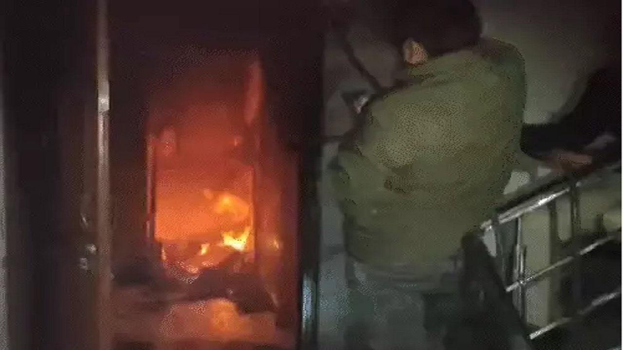 2 मंजिला इमारत में लगी आग, जिंदा जले मामा-भांजी