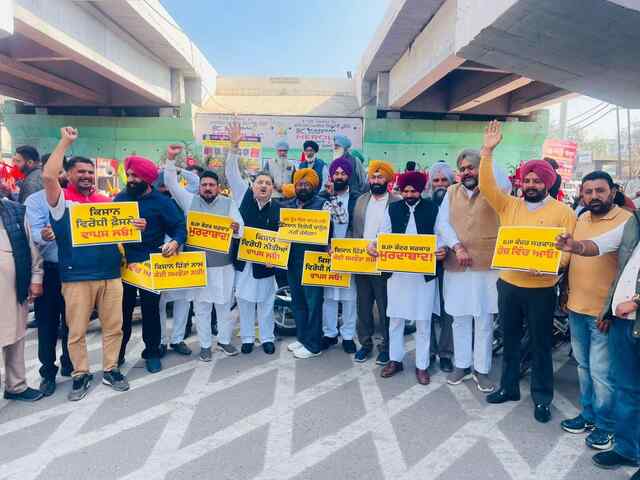 Punjab News: भारत बंद के दौरान पंजाब में AAP का विरोध प्रदर्शन, इंडिया–यूएसए ट्रेड डील को किसानों के लिए घातक बताया