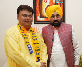 Jalandhar: BJP उम्मीदवार का करीबी नेता AAP Party में हुआ शामिल