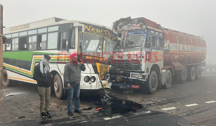 Punjab News: बस और ट्रक की आमने-सामने हुई भीषण टक्कर, देखें वीडियो