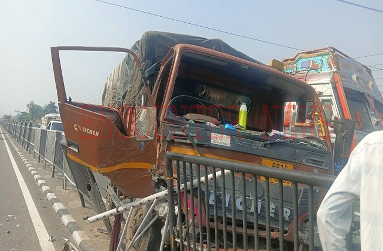 Jalandhar News: हाईवे पर बेकाबू हुआ 407 कैंटर, रेलिंग टूटी