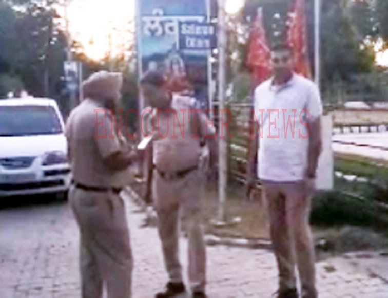 Punjab News: नाकेबंदी से युवकों ने भगाई बाइक, ASI से हाथापाई कर फाड़ी वर्दी, एक काबू, FIR दर्ज