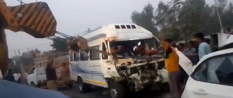 भीषण सड़क हादसा, 3 वाहनों की टक्कर में 2 महिलाओं सहित 3 की मौत