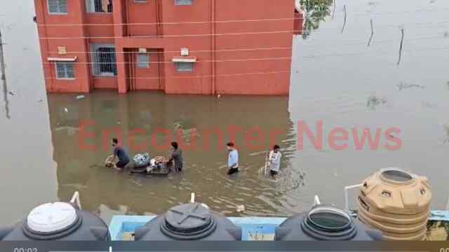 Punjab News: गांवों में 6 से 7 फीट भरा रावी नदी का पानी, छतों पर चढ़े लोग, देखें Live