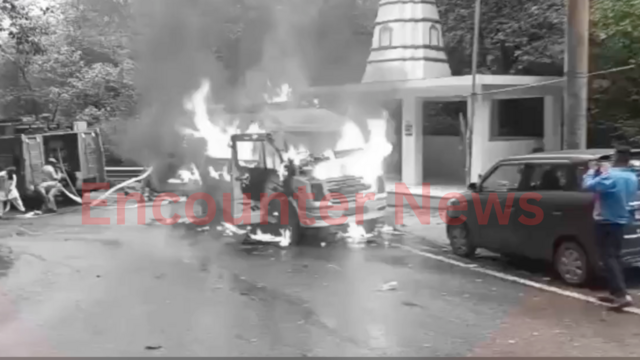 मणिमहेश जा रहे Punjab के श्रद्धालुओं के टेंपो ट्रैवलर को लगी आग, मचा हड़कंप, देखें वीडियो