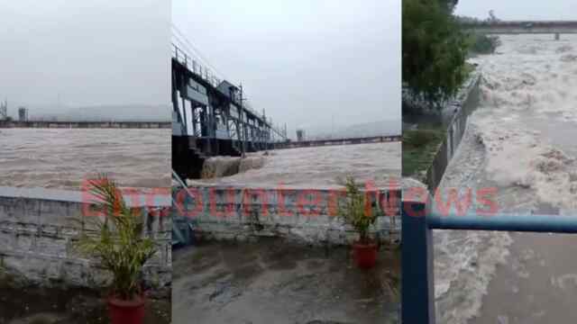 Punjab News: उफान पर माधोपुर हेडवर्क्स, दीवारे फांदकर बाहर आ रहे पानी का दिखा डरावना मंजर, देखें Live