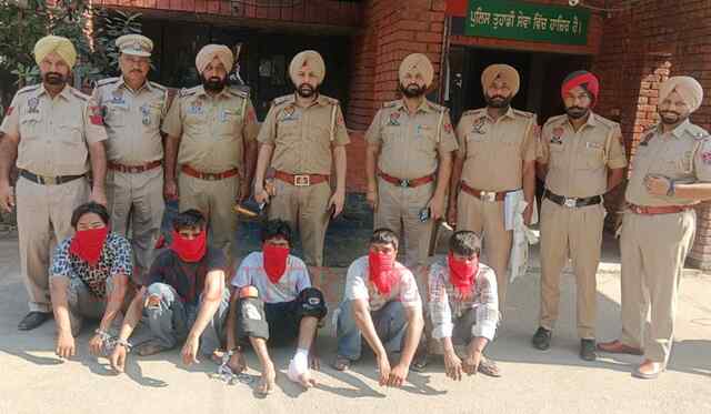 Punjab News: अलग-अलग बैंकों के ATM को अंजाम देने के मामले में 5 लुटेरे हथियारों सहित गिरफ्तार