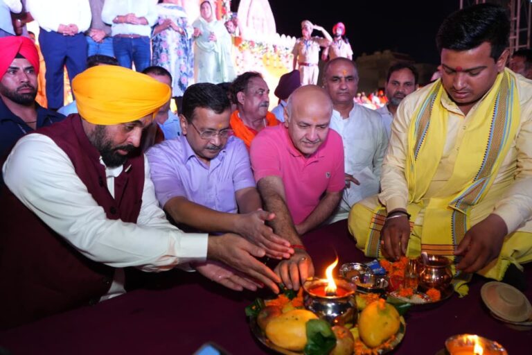 Jalandhar News : गुरु साहिबानों और संत-महापुरुषों द्वारा दिखाए धर्म के मार्ग पर चल रही है भगवंत मान सरकार: अरविंद केजरीवाल, देखे वीडियो
