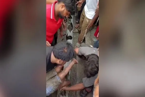 बारिश का कहरः 10 इंच की पाइप में फंसा मासूम, तड़प-तड़पकर मौत