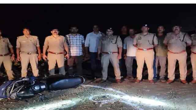पुलिस और बदमाशों में मुठभेड़, जवाबी कार्रवाई में 3 के पैरों में लगी गोली