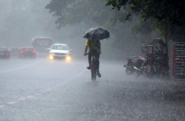 तेज हवाओं के साथ शुरू हुई बारिश, विभाग ने जारी किया Red Alert