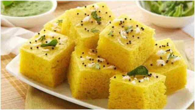 Besan Dhokla Recipe: बिना तेल और झंझट के घर पर बनाएं बेसन ढोकला, जानें मिनटों में तैयार होने वाली रेसिपी