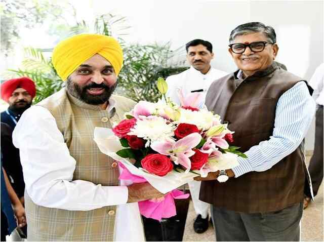 Punjab News: पंजाब के मुख्यमंत्री मान ने गवर्नर से की मुलाकात, पंचायत चुनाव पर हुई चर्चा
