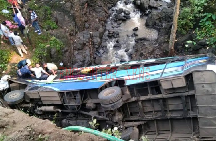 30 फीट गहरी खाई में गिरी सवारियों से भरी बस, 4 की मौत, कई घायल, देखें वीडियो