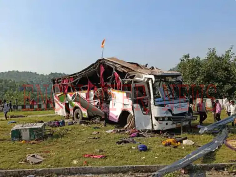 ड्राइवर को reel बनाना पड़ा महंगा, बस में सवार 3 यात्रियों की मौत, 54 घायल