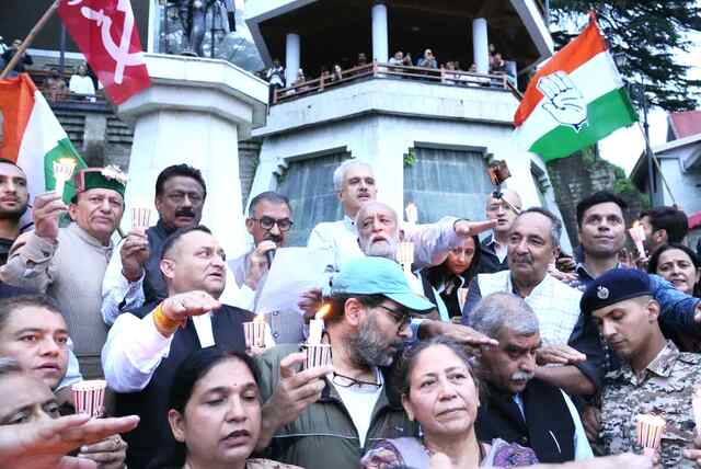 नीट परीक्षा पेपर लीक मामले को लेकर शिमला में सर्वदलीय कैंडल मार्च