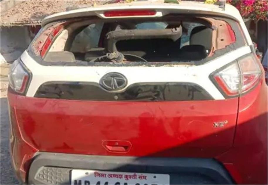 पेड़ से टकराई अनियंत्रित कार, 1 की मौत, 2 घायल