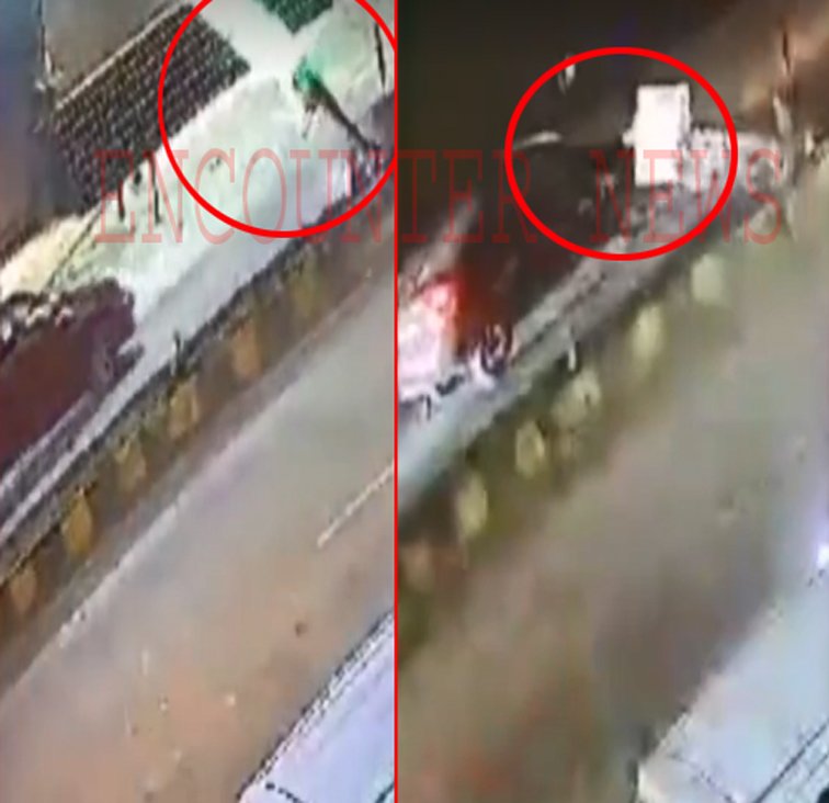 चलती Car पर गिरा डिवाइडर के बीच लगा स्ट्रीट लाइट पोल