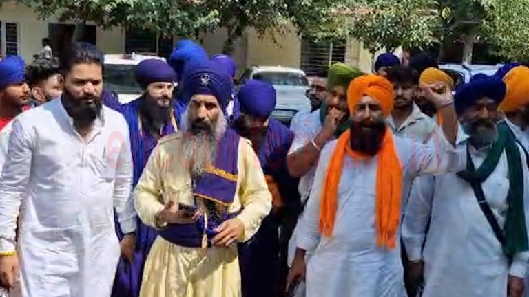 Jalandhar News: निहंगों के साथ हिंदू संगठन पहुंचे CP ऑफिस, लगाए आरोप, देखें वीडियो