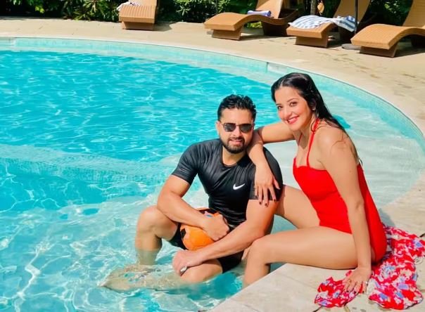 Monalisa ने स्विम सूट में ढाया कहर, पति संग दिए जबरदस्त पोज