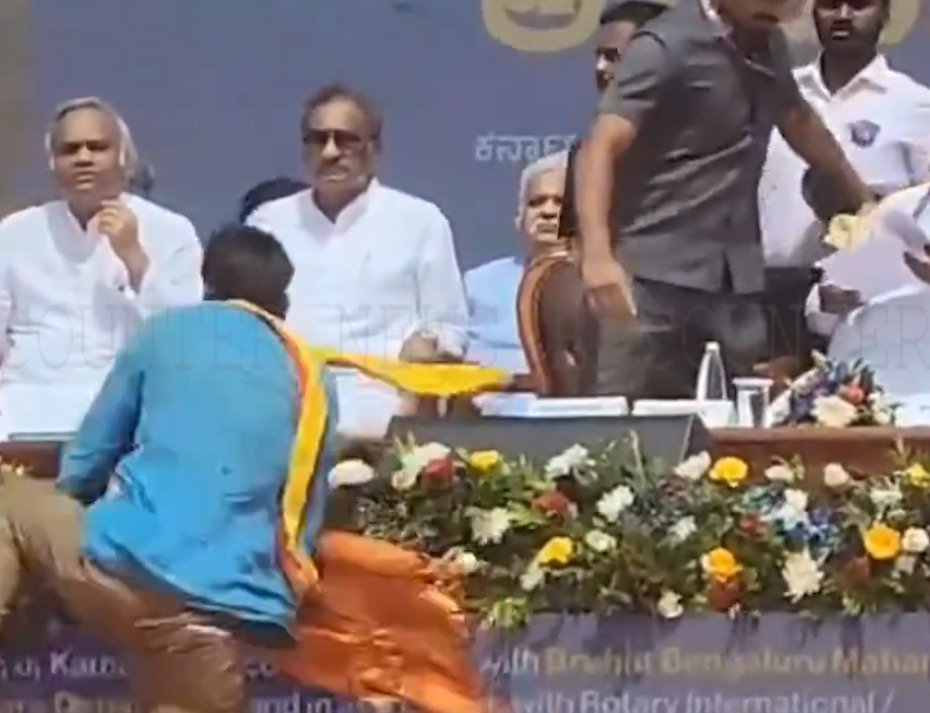 CM की सुरक्षा में बड़ी चूक, स्टेज पर पहुंचा युवक, देखें वीडियो