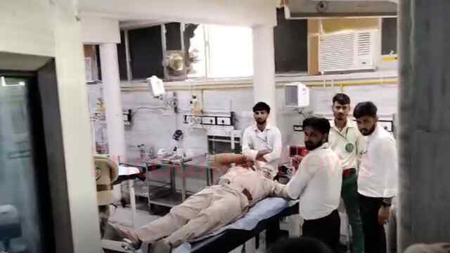 Punjab News: बाइक सवार चोरों ने पुलिसकर्मी पर चाकू से किया हमला, देखें वीडियो