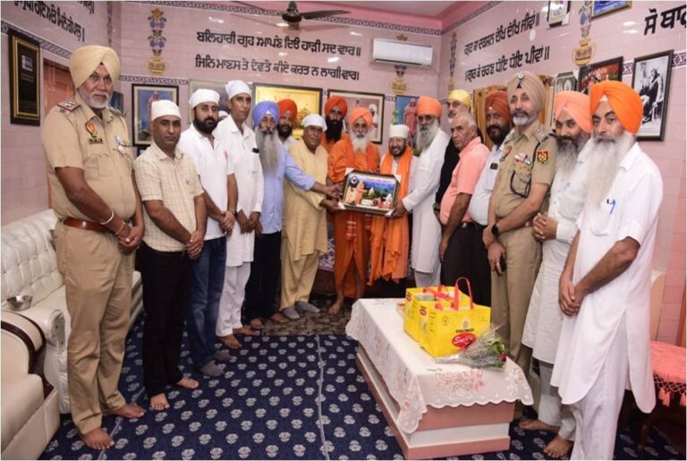Punjab News: पंजाब के नवनियुक्त स्थानीय निकाय मंत्री डा. रवजोत सिंह ने किया सीचेवाल में नतमस्तक, शहरों के विकास का लिया संकल्प