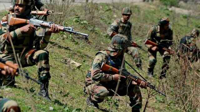 जम्मू-कश्मीर में आतंकियों और सुरक्षाबलों के बीच मुठभेड़ जारी, जैश के कई आतंकी घिरे