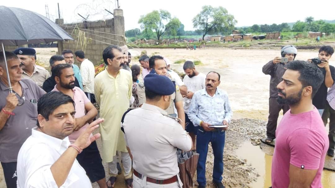 बाथू में प्रवासी मजदूरों के दो बच्चे बहे, एक शव बरामद दूसरा लापता
