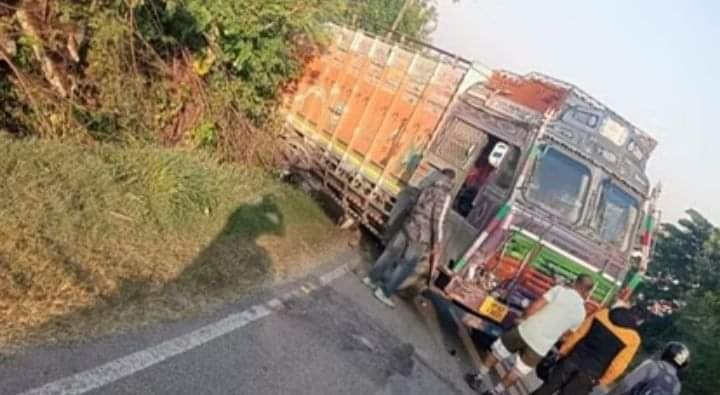 ट्रक और मोटरसाइकिल की टक्कर, हादसे में दो युवकों की मौत