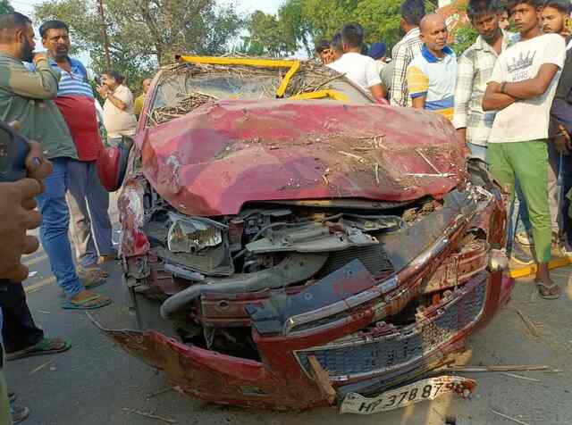 अजौली बैरियर पर तैनात तीन युवकों को कार ने टक्कर मारी, माैके पर दो की माैत, एक गंभीर घायल पीजीआई रैफर 