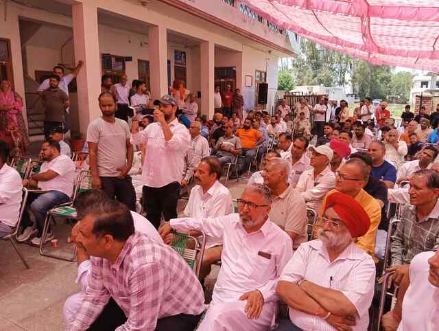 संतोषगढ़ः कैमिकल फैक्ट्री के विरोध में आई जनता